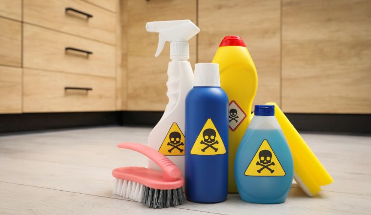 nhung-hoa-chat-pho-bien-trong-nha-ban-tac-dung-va-luu-y-an-toan-3809