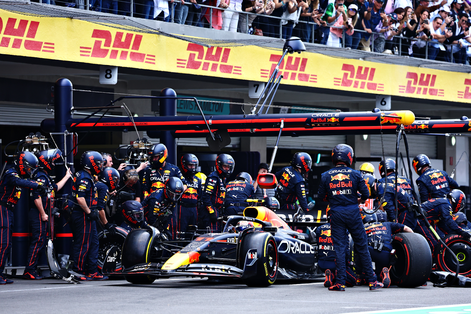 yeu-to-chien-thuat-trong-dua-xe-cong-thuc-1-pit-stop-va-lop-xe-4592